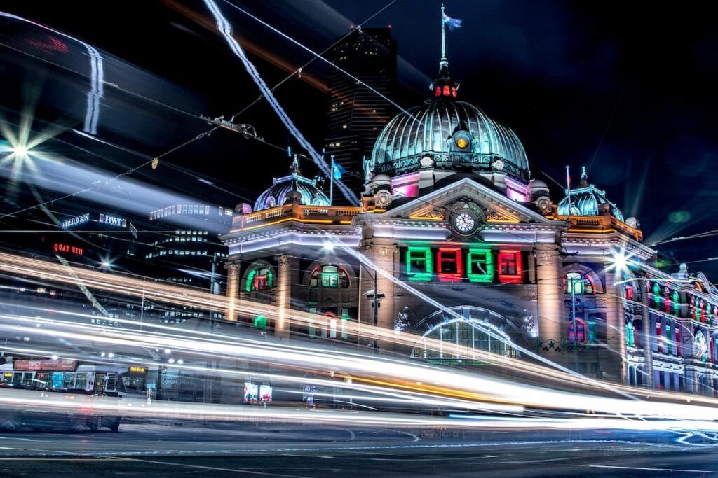 Gli edifici di Melbourne immersi nei fasci di luce