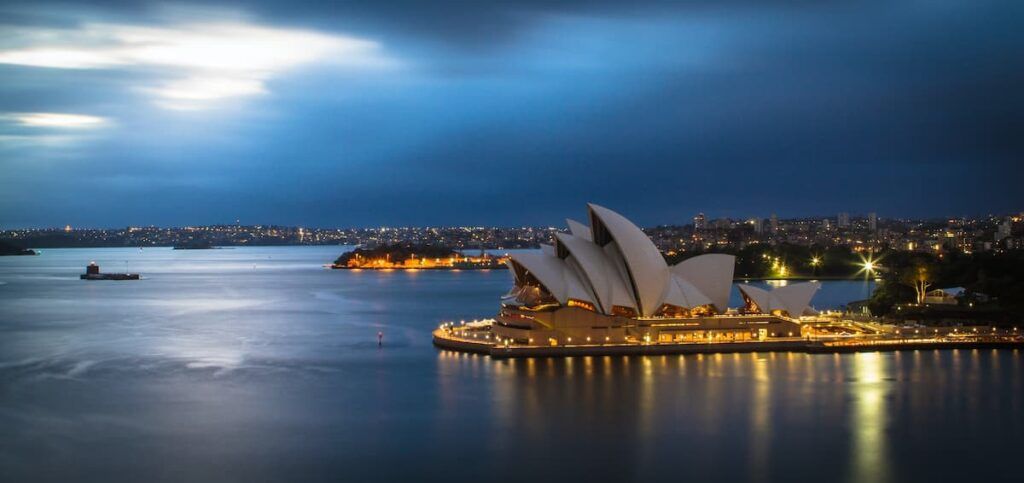 L'opera house a Sydney vista al calare della sera