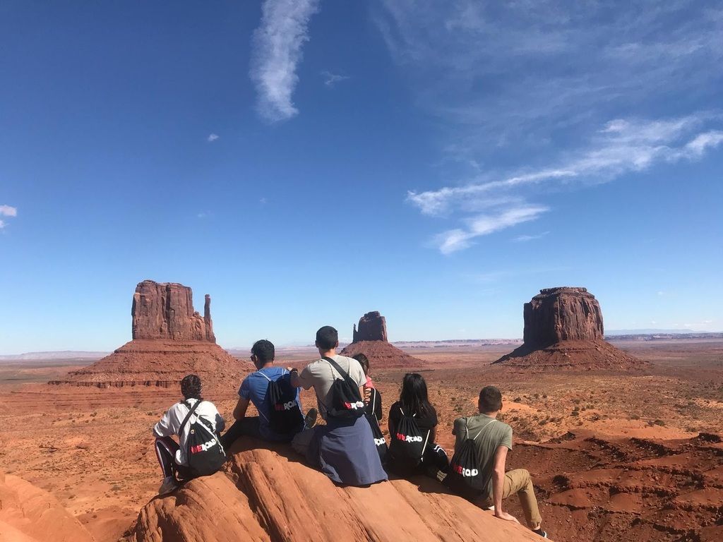Foto di un gruppo di WeRoaders che osserva il deserto del Far West dall'alto