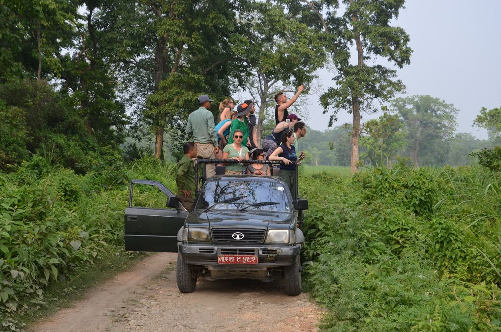 Foto di un gruppo di WeRoaders durante un tour in jeep nella natura