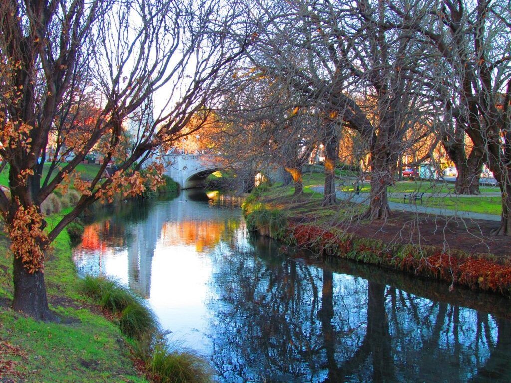 Un fiume scorre a Christchurch in Nuova Zelanda