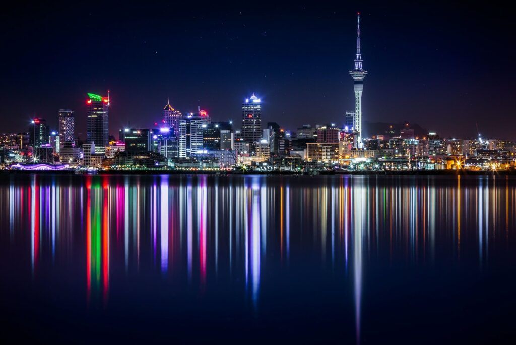 I palazzi illuminati di Auckland di notte