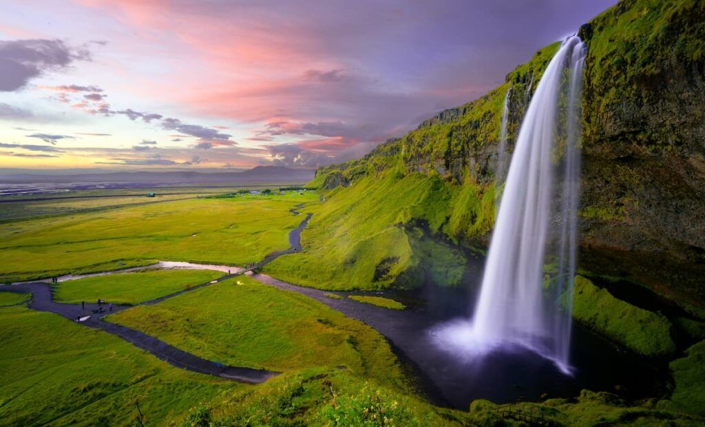Foto di una cascata in Islanda di giorno