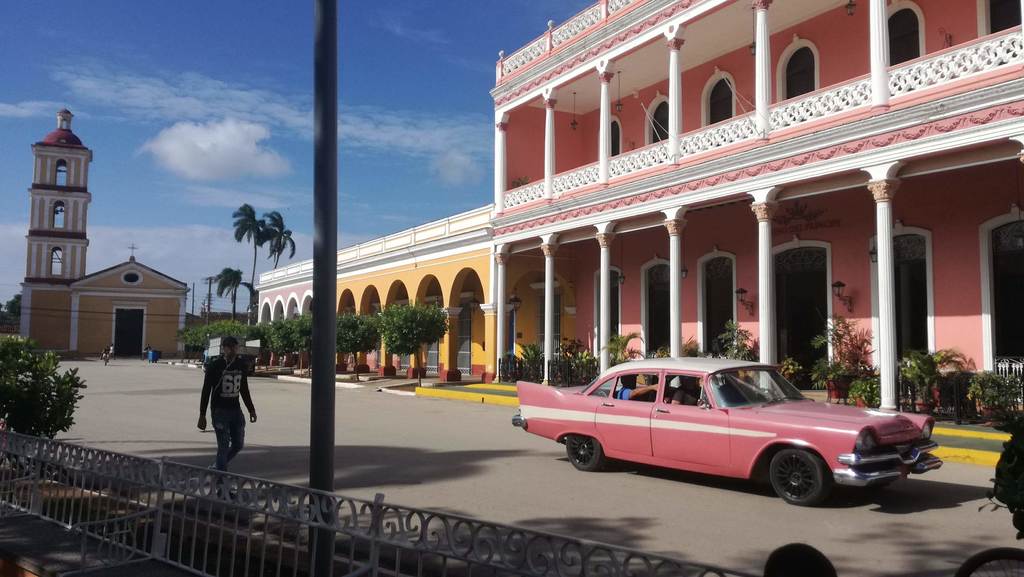 Foto di una macchina storica di cuba di giorno ad Havana