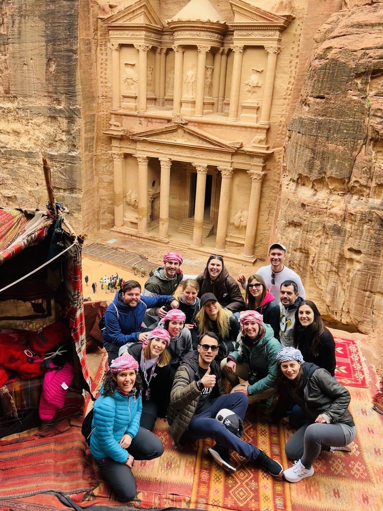 Foto di un gruppo di WeRoaders in posa davanti a Petra.