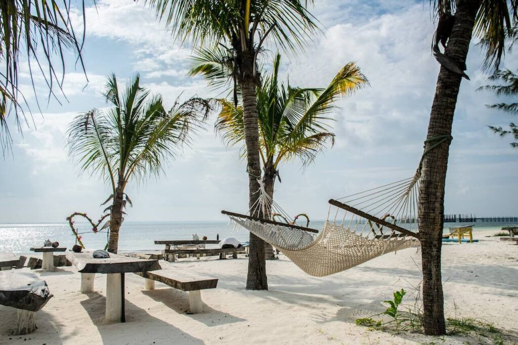 Amache e tavolini sulla spiaggia a Zanzibar
