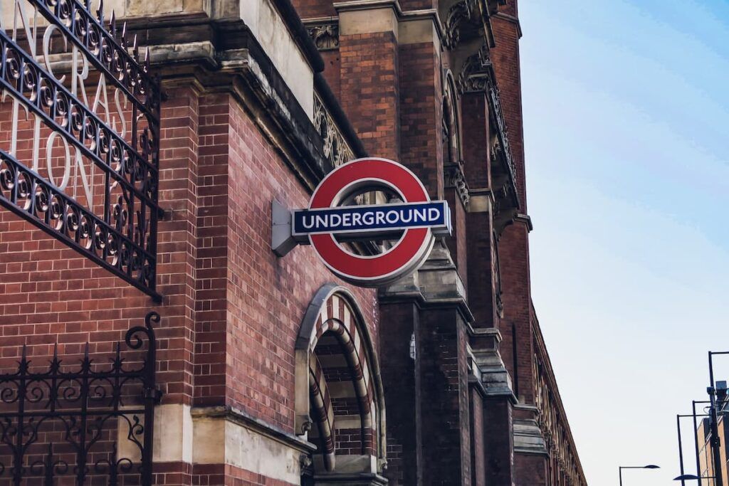 Foto della tipica insegna della metropolitana Londinese