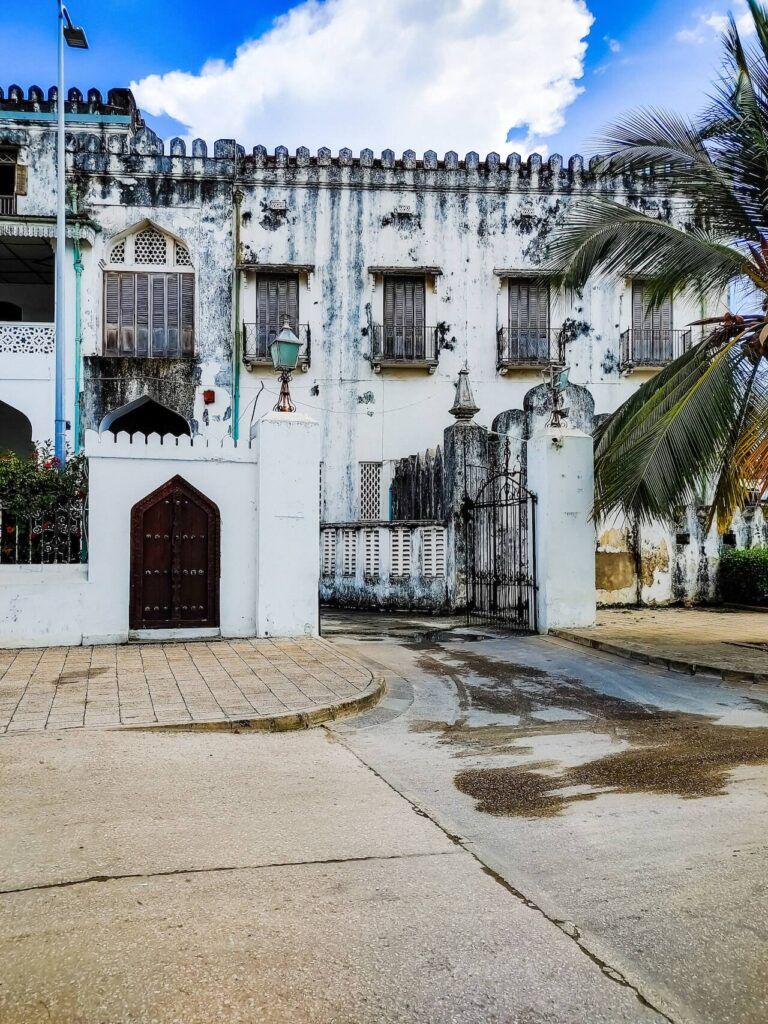 Edifici bianchi di giorno a Zanzibar