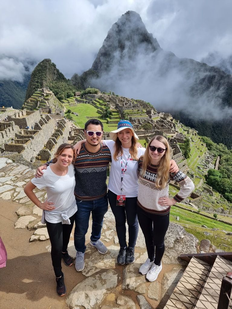 Foto di un gruppo di WeRoaders e sullo sfondo Machu Picchu