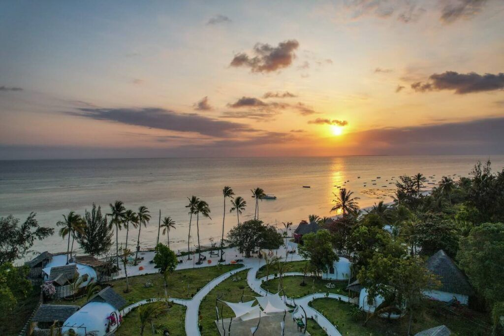 un'alba sul mare a Zanzibar vista da una posizione sopraelevata sulla costa