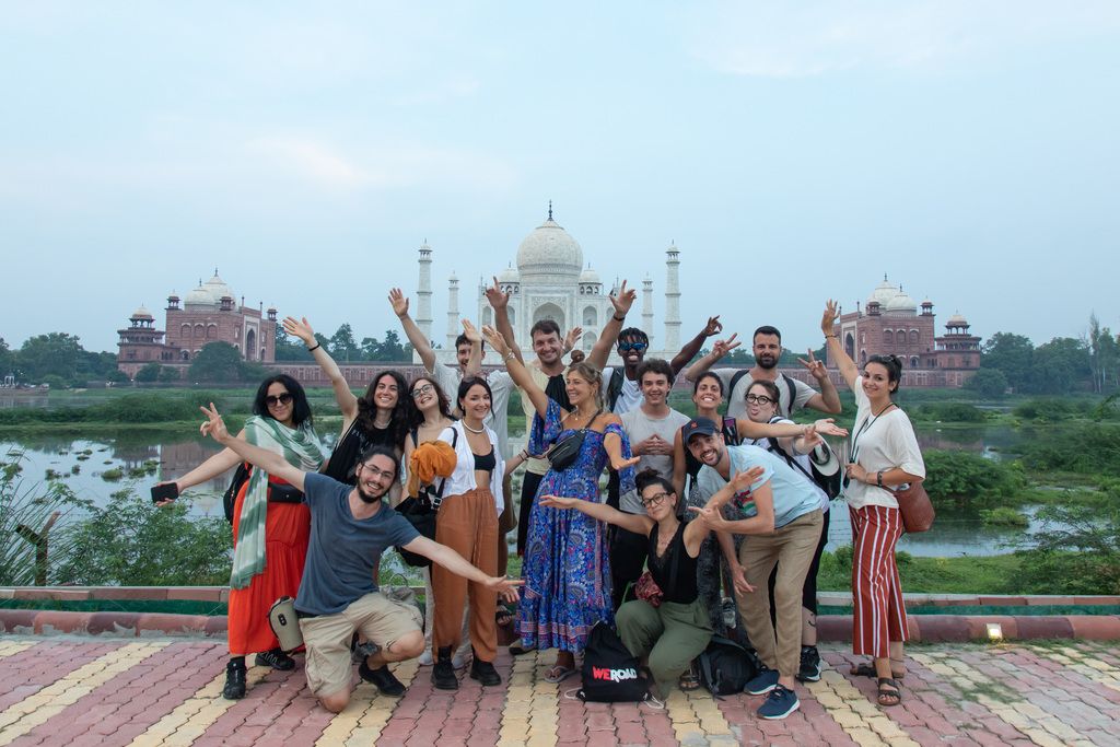Foto di un gruppo di WeRoaders in India con in lontananza il Taj Mahal