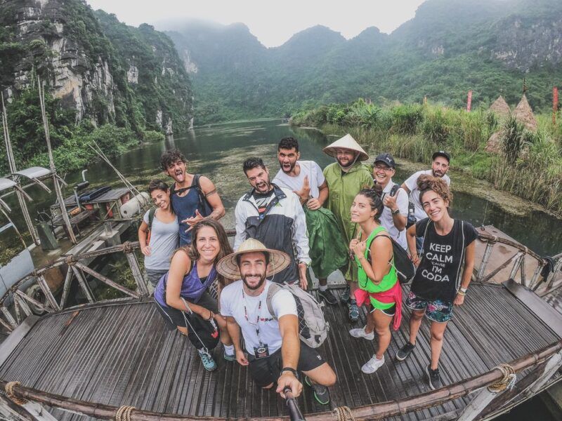 Selfie di un gruppo di ragazzi immersi nella natura Vietnamita, tra fiumi e colline