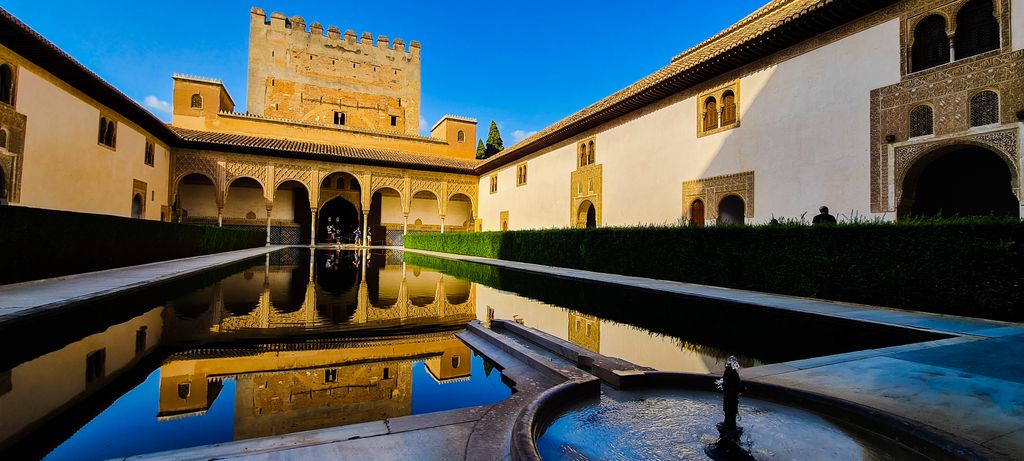 Foto del cortile di uno dei palazzi più famosi di Granada