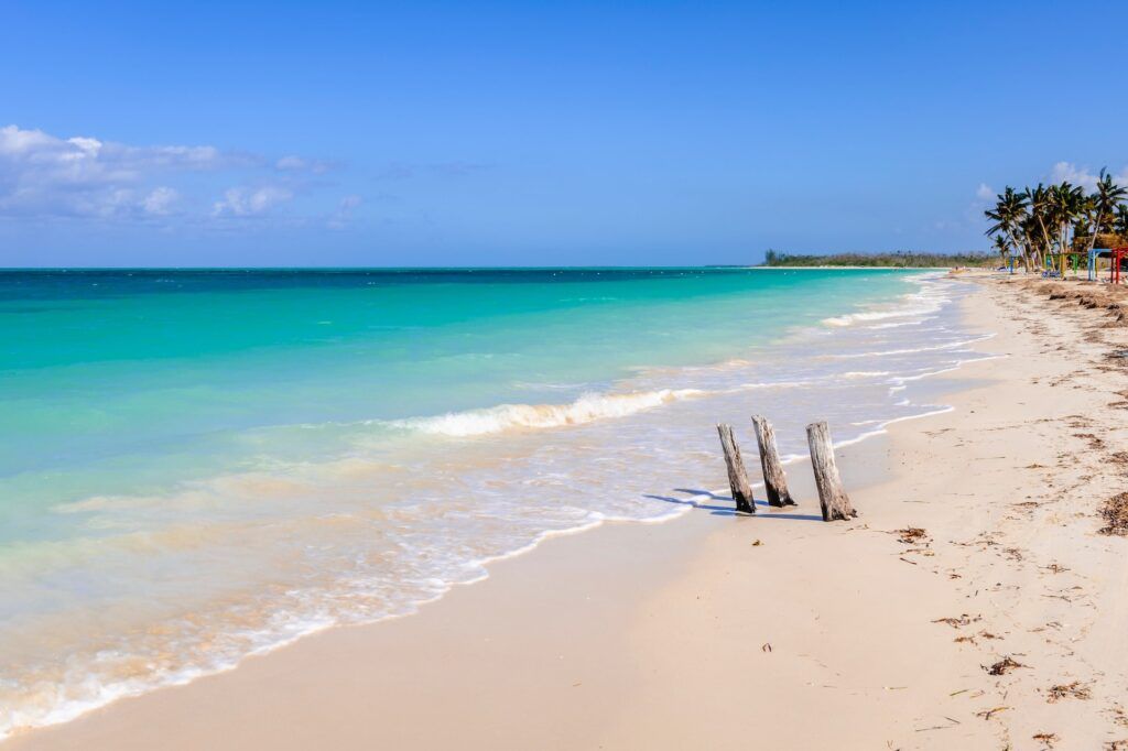 Il bagnasciuga delle spiagge di Cuba in una giornata di sole