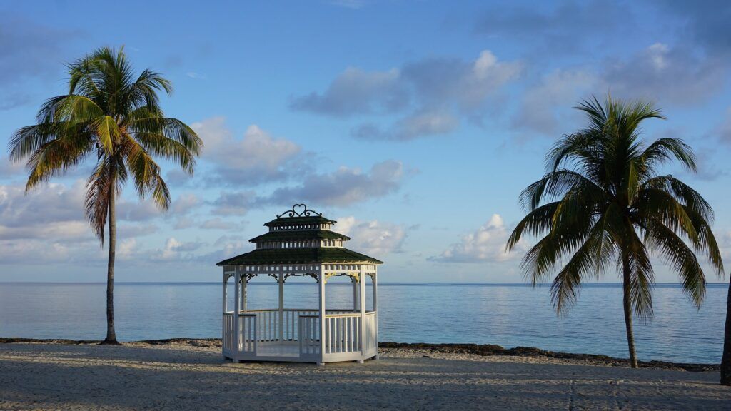 Un chiosco bianco su una spiaggia di Cuba