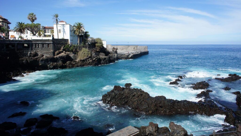 L'Oceano si infrange sulle scogliere di Puerto de la Cruz a Tenerife