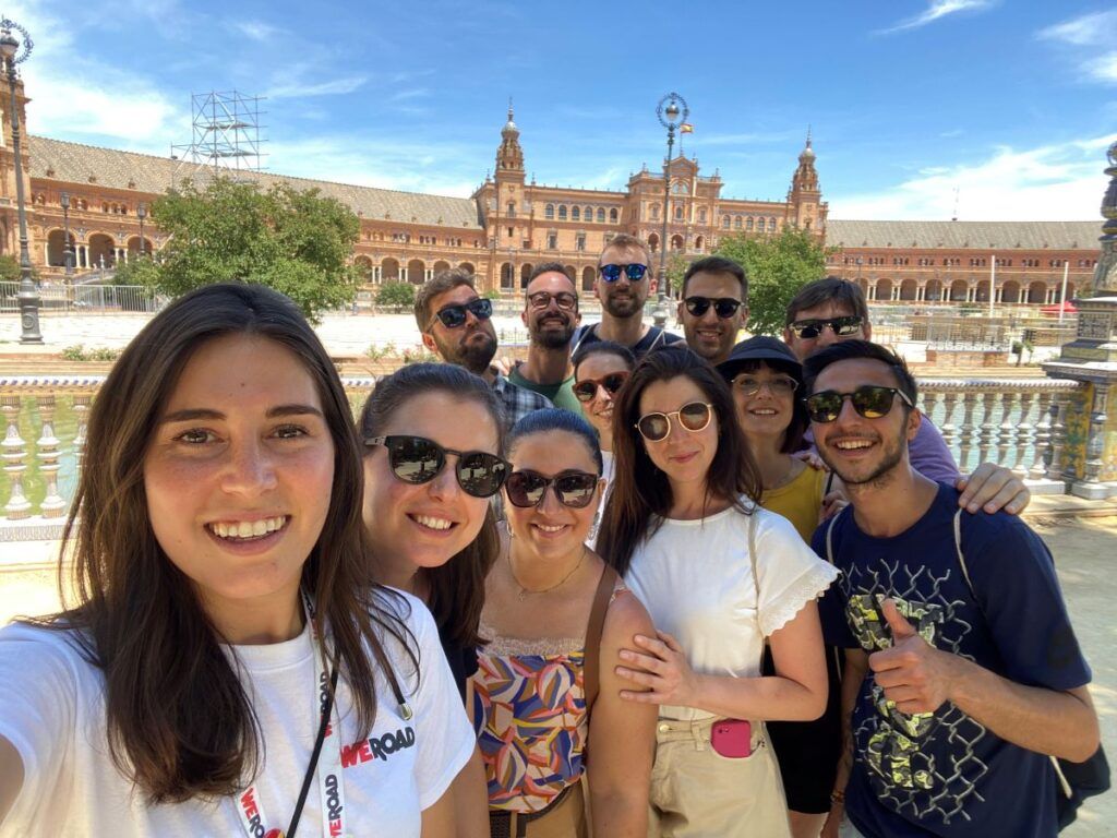 un gruppo di persone in posa per una foto a Siviglia in una giornata di sole