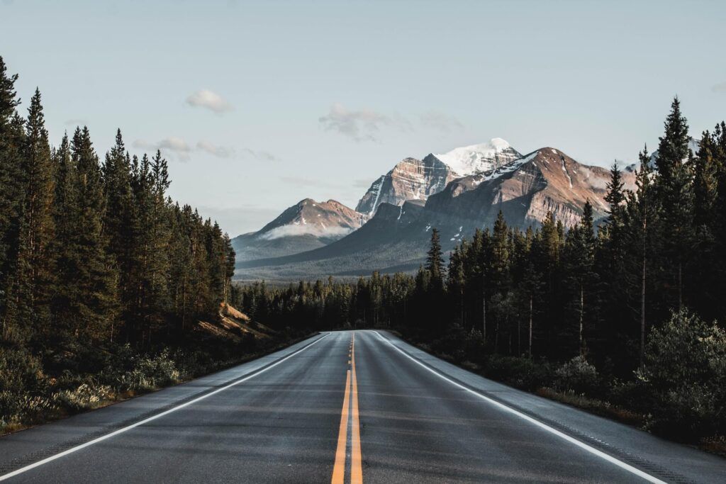 la vista incredibile della strada che porta alle montagne rocciose canadesi