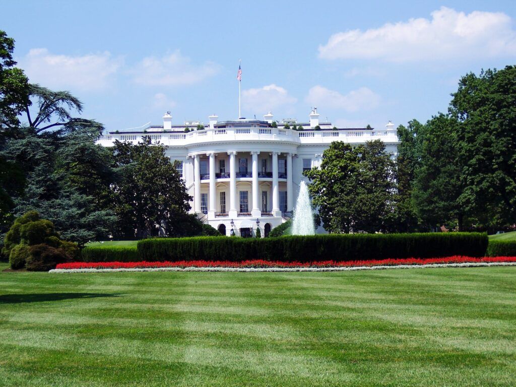 La facciata della Casa Bianca e il suo giardino