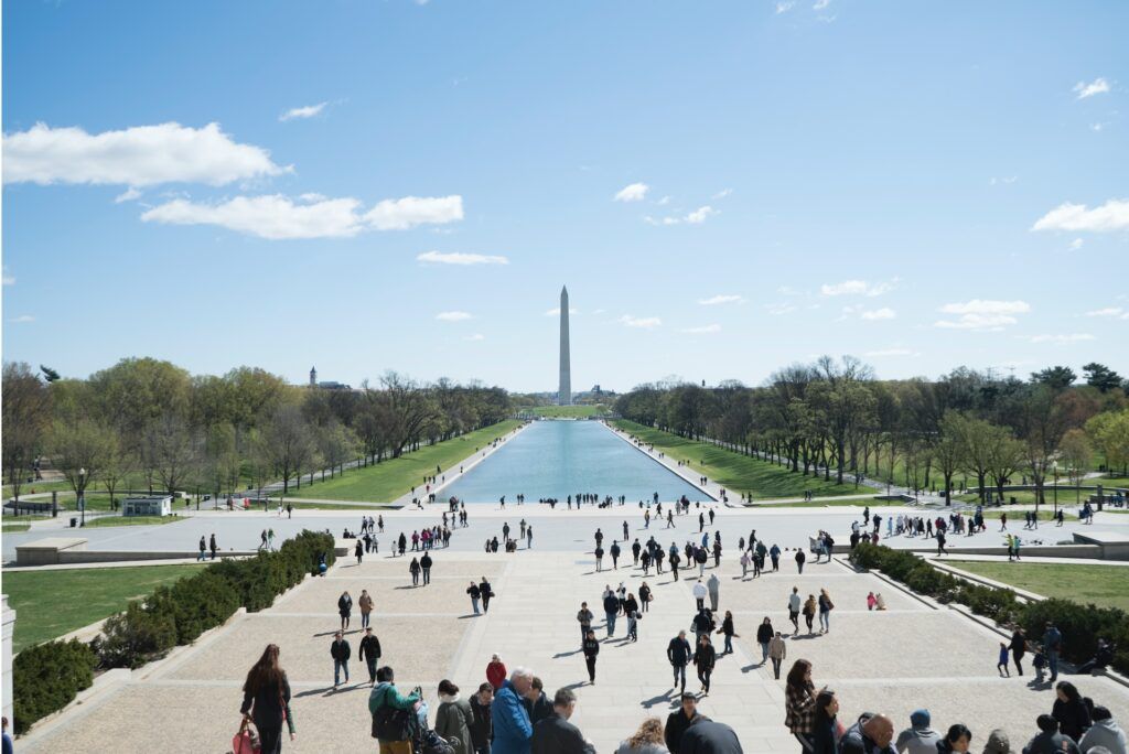 Vista sul viale monumentale e il parco del National Mall a Washington di giorno