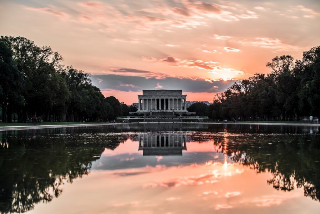 Il Lincoln Memorial a Washington si specchia nell'acqua al tramonto