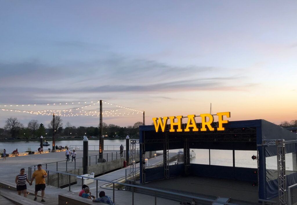 Il lungofiume di The Wharf al tramonto