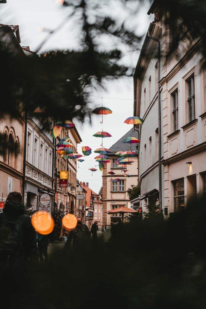 Ombrelli appesi al centro di una strada  a Bamberga