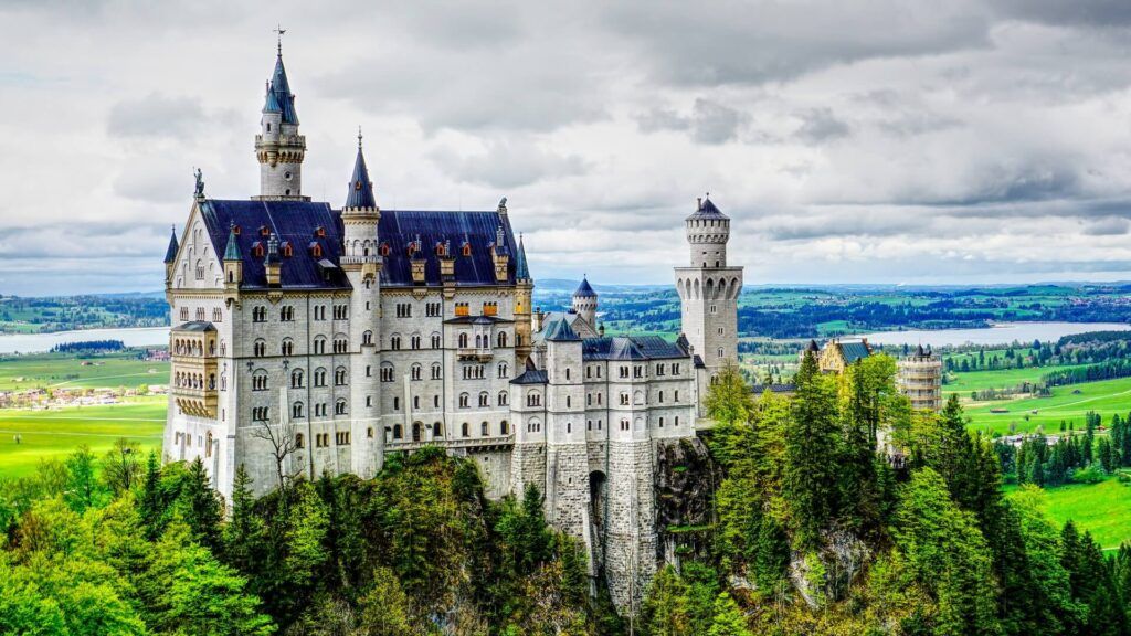 vista sullo splendido castello di Neuschwanstein che ha ispirato il mondo Disney