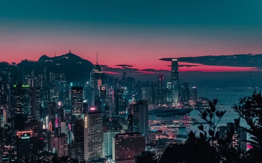 I grattacieli illuminati a Hong Kong visti al crepuscolo