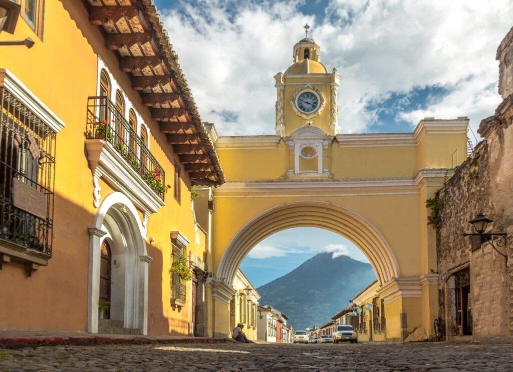 Edifico con arcata gialla in Guatemala