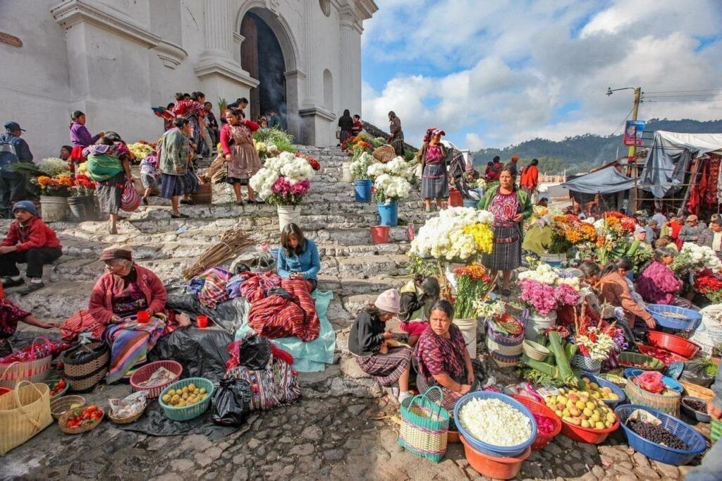 Donnecon abiti colorati vendono merce  al vivace mercato di Chichicastenango