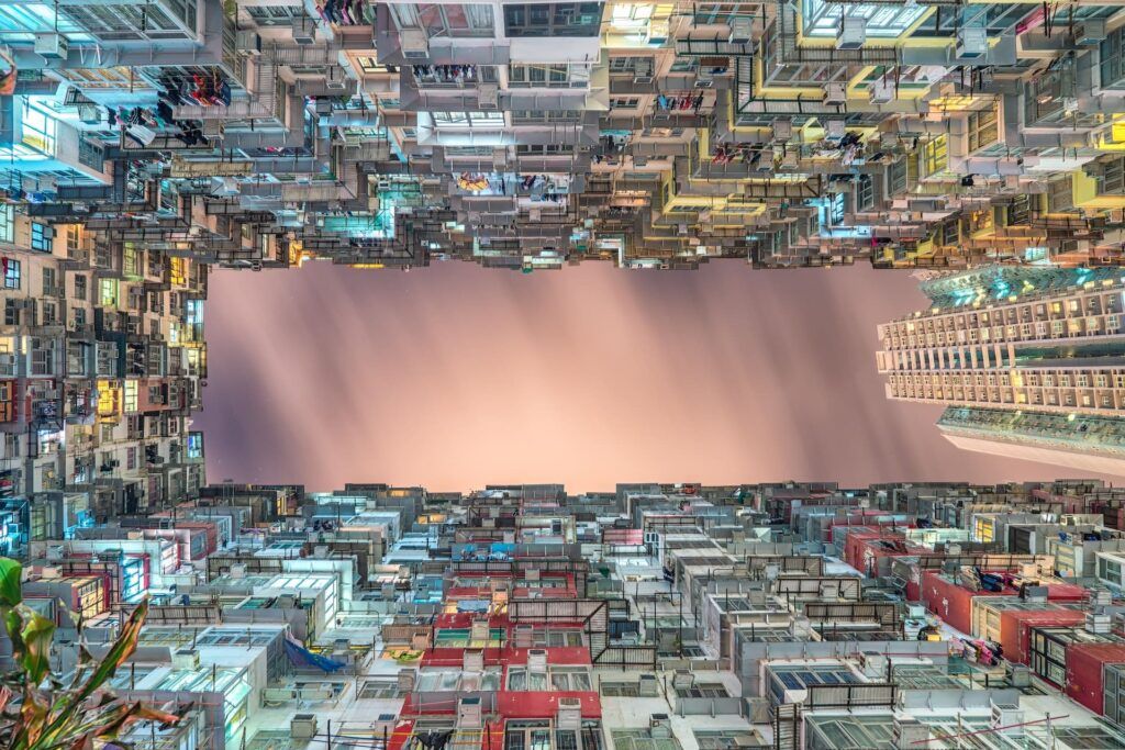 I grattacieli a Hong Kong visti dal basso 