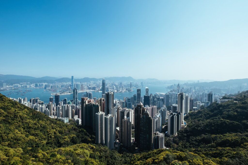 La vista su Hong Kong da Victoria Peak di giorno