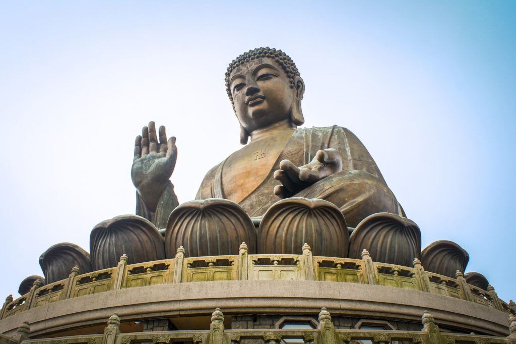 La statua in bronzo del Tian Tan Buddha alta 34 metri a hong kong