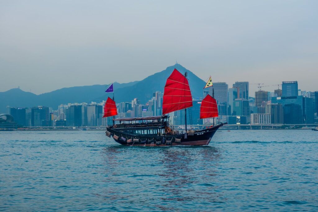 una imbarcazione solca le acque della baia di hong kong