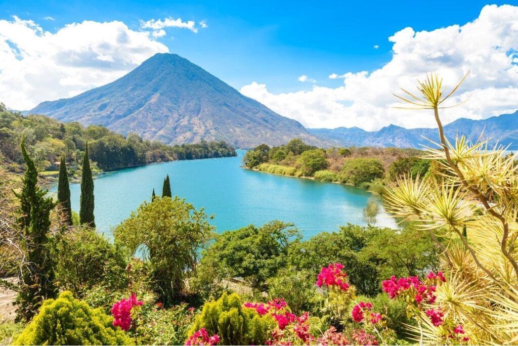 Uno dei 37 vulcani del Guatemala in una giornata di sole