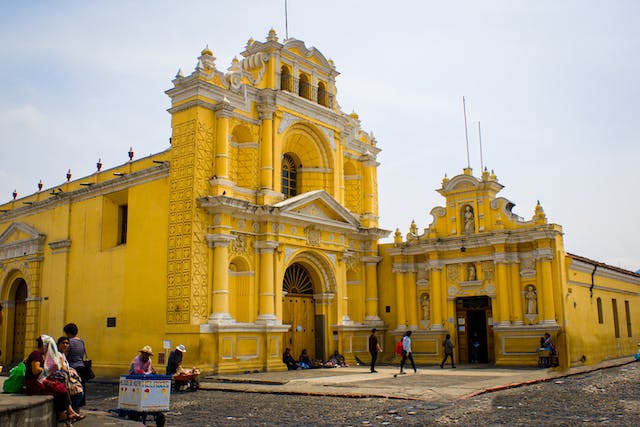 Un edificio giallo a Città del Guatemala