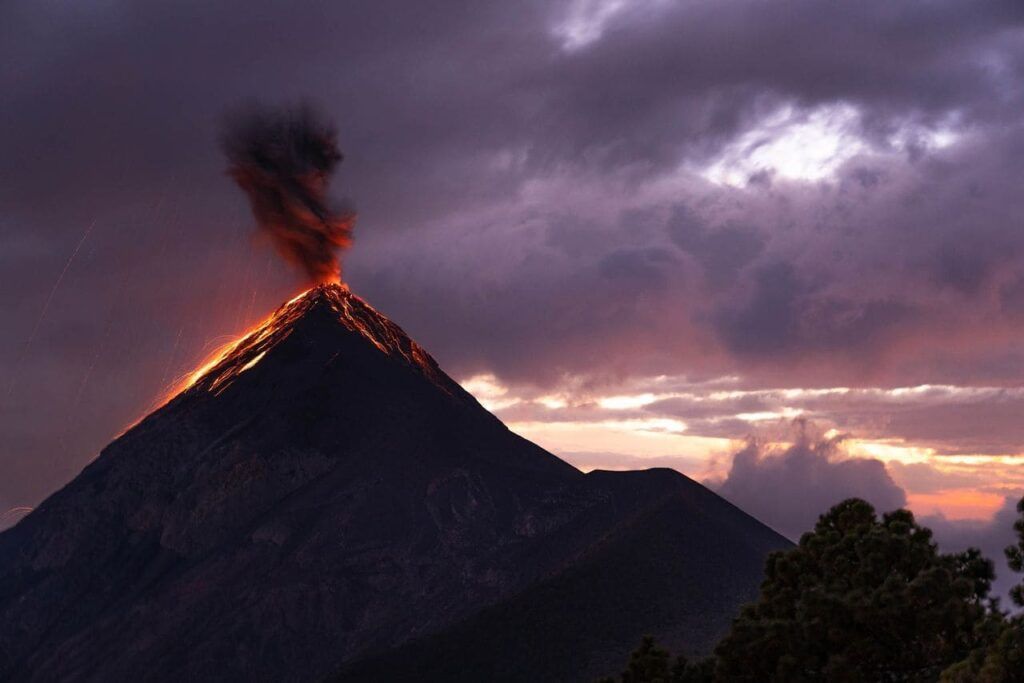 Un vulcano in eruzione al crepuscolo