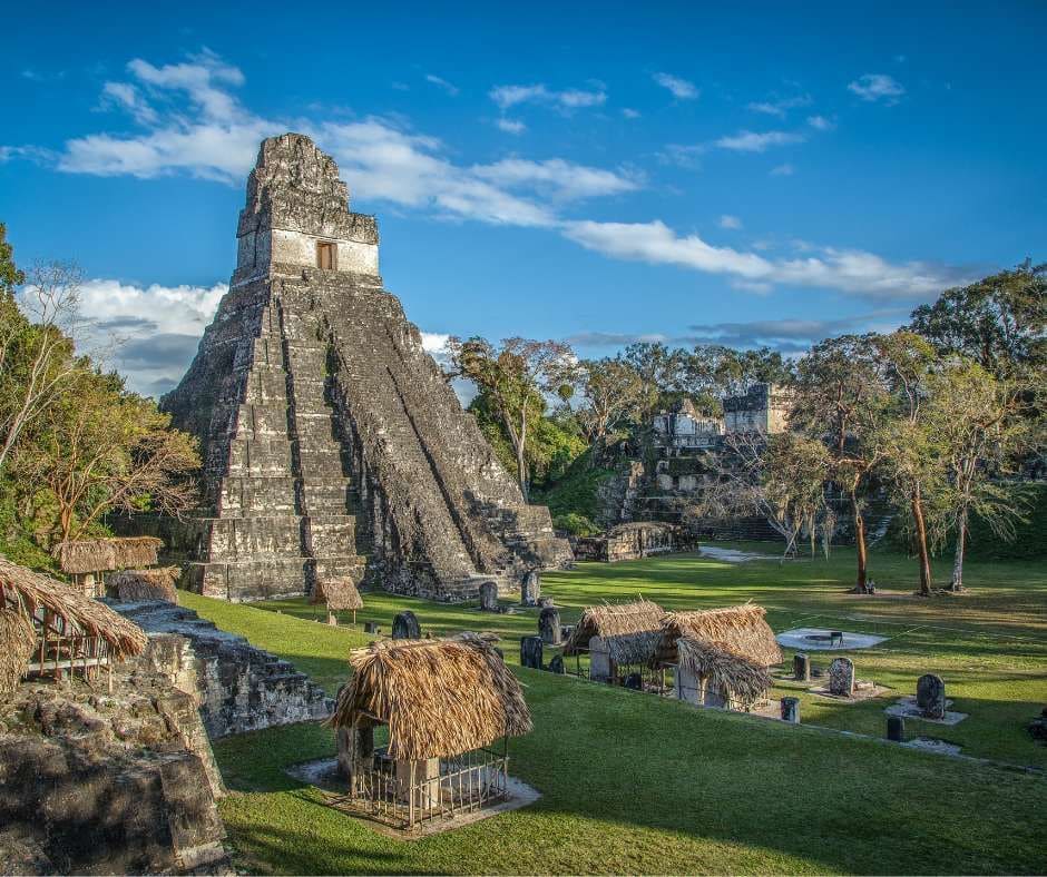 Rovine maya in Guatemala al tramonto