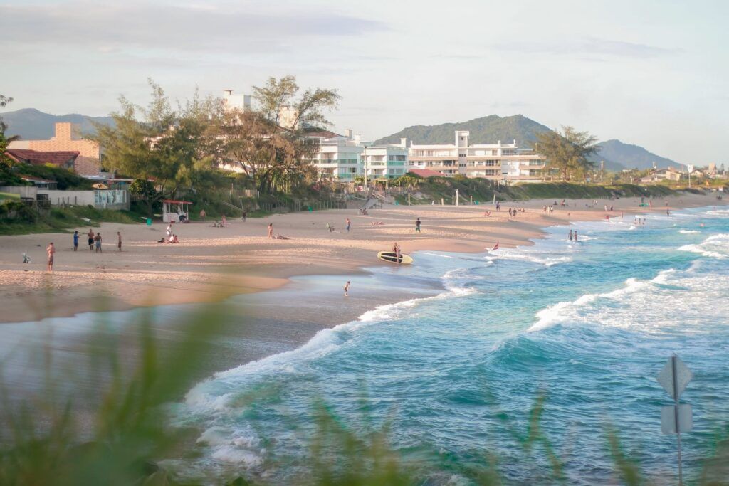 Le spiagge del brasile affollate di surfisti