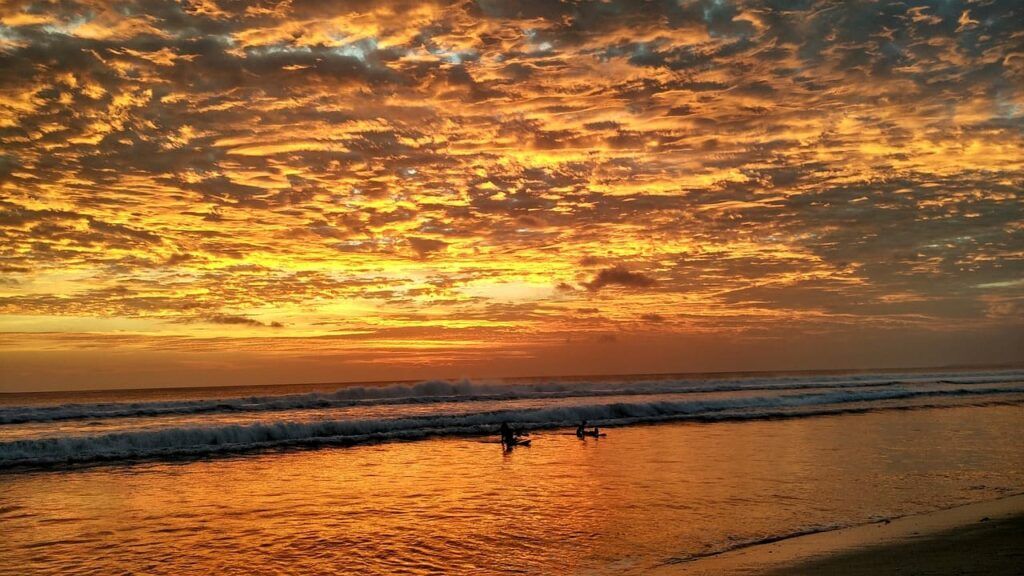 Un tramonto rosso sulle spiagge di Bali