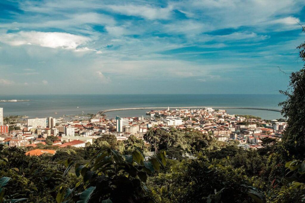 La costa di Panama city vista dall'alto