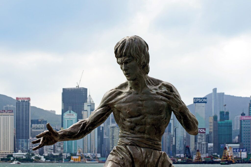 Una statua sul lungomare di Tsim Shan Tsui a Hong Kong