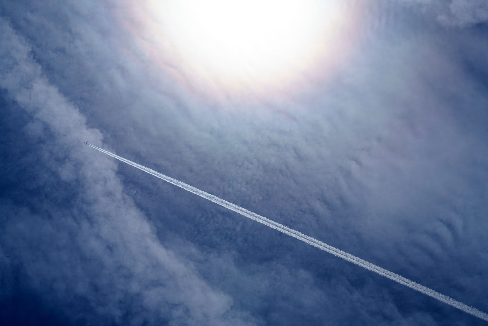 un aereo lascia la scia nel cielo blu