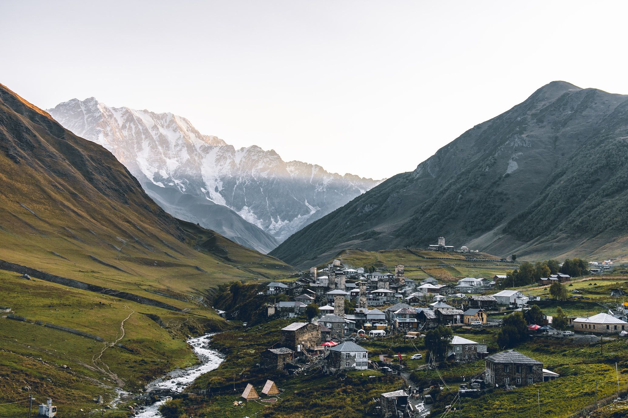 Ushguli, il paese più alto d'Europa arroccato tra le montagne verdi