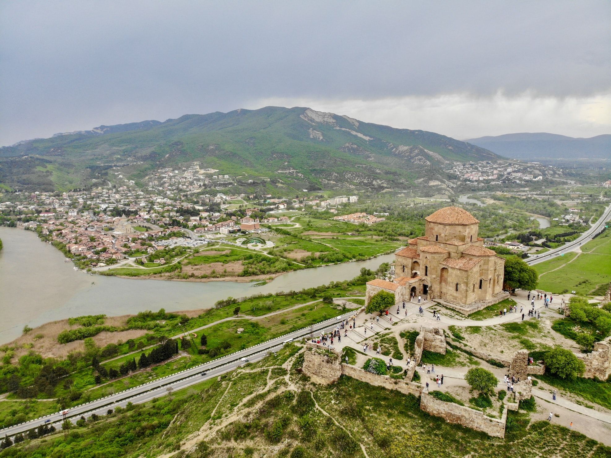 Il monastero di Jvari a Mtskheta davanti a un fiume in Georgia visto dall'alto