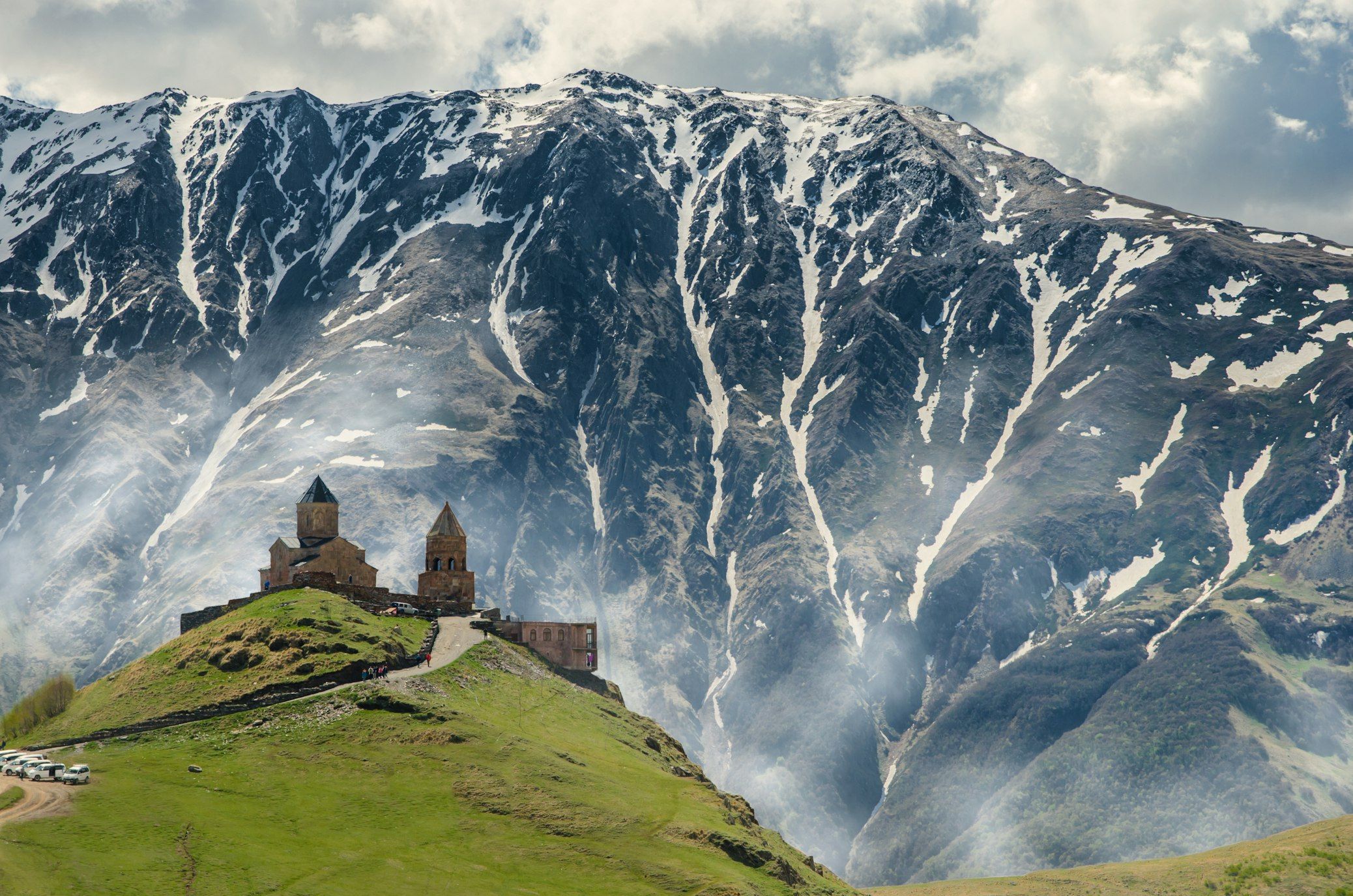 vista su un castello sulle montagne della valle di Kazbegi
