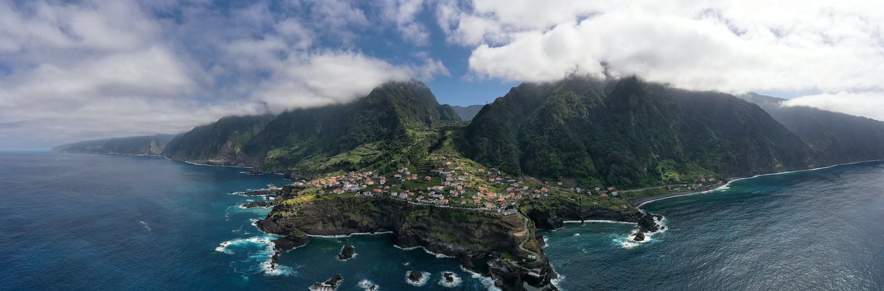 Una piccola area abitata in mezzo alle montagne verdi a Madeira