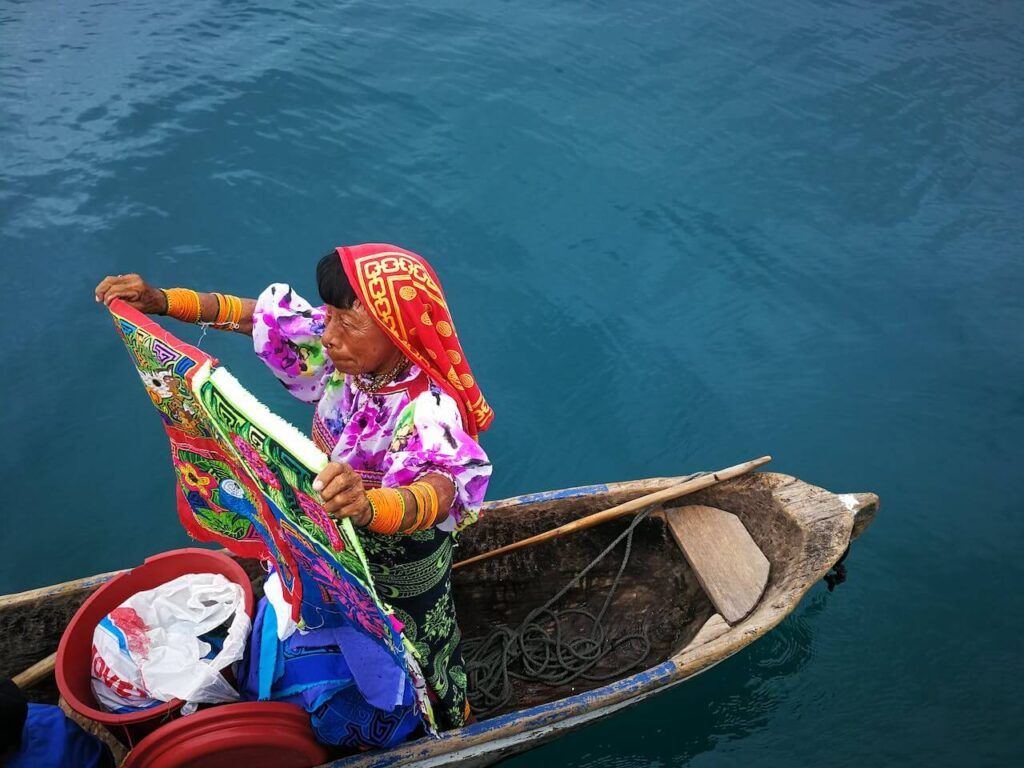 una abitante di Guna Yala su una tipica imbarcazione