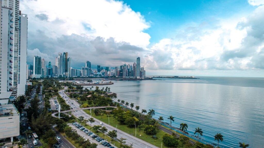 palme e grattacieli lungo la costa di Panama